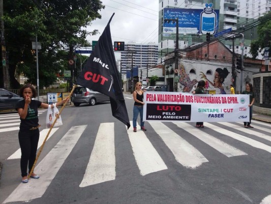 Panfletagem no sinal em frente à Semas